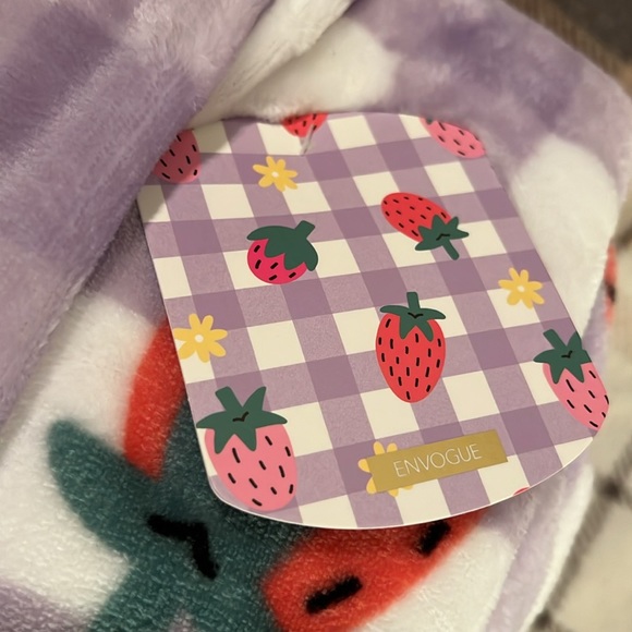 NEW!! Strawberry super soft queen size blanket! Viral! BN with tags - Picture 6 of 6